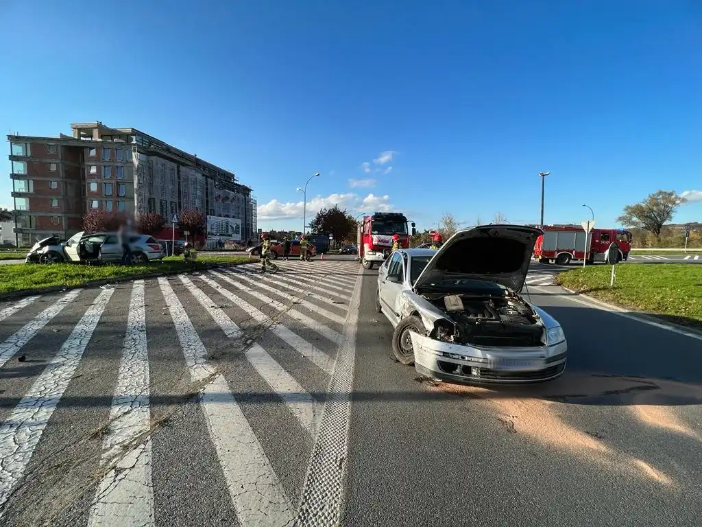 Kolejna kolizja na Al. Piłsudskiego. Dwie osoby trafiły do szpitala
