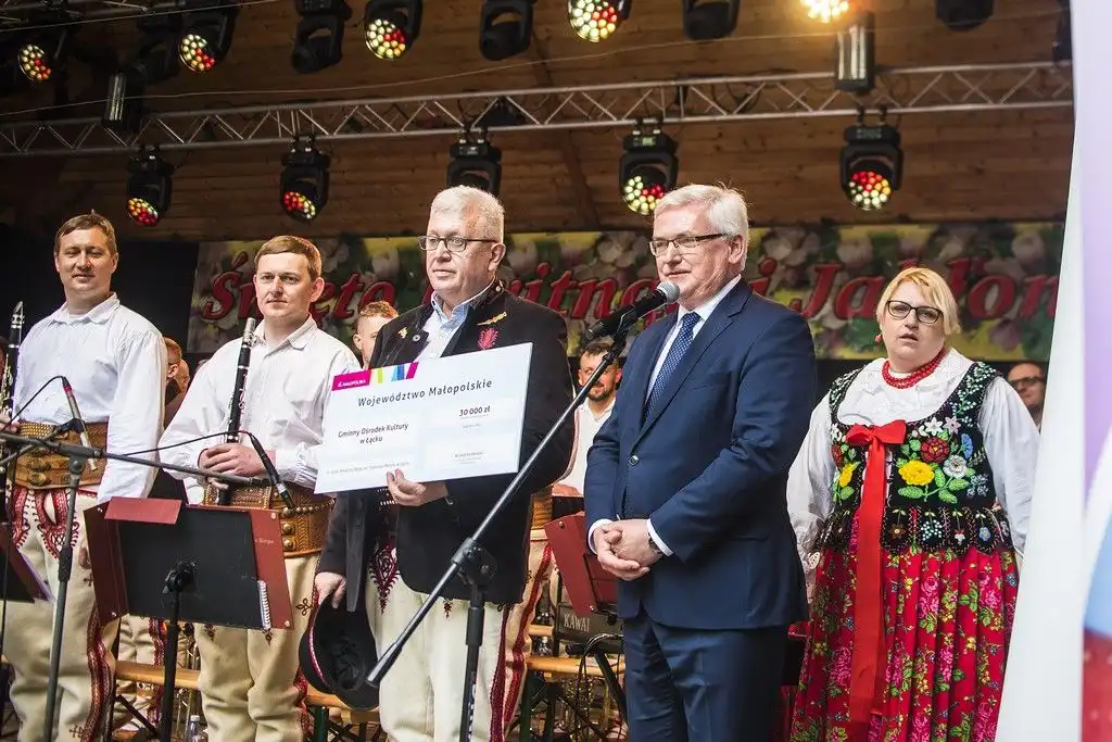 Niedzielne obchody Święta Kwitnącej Jabłoni w Łącku