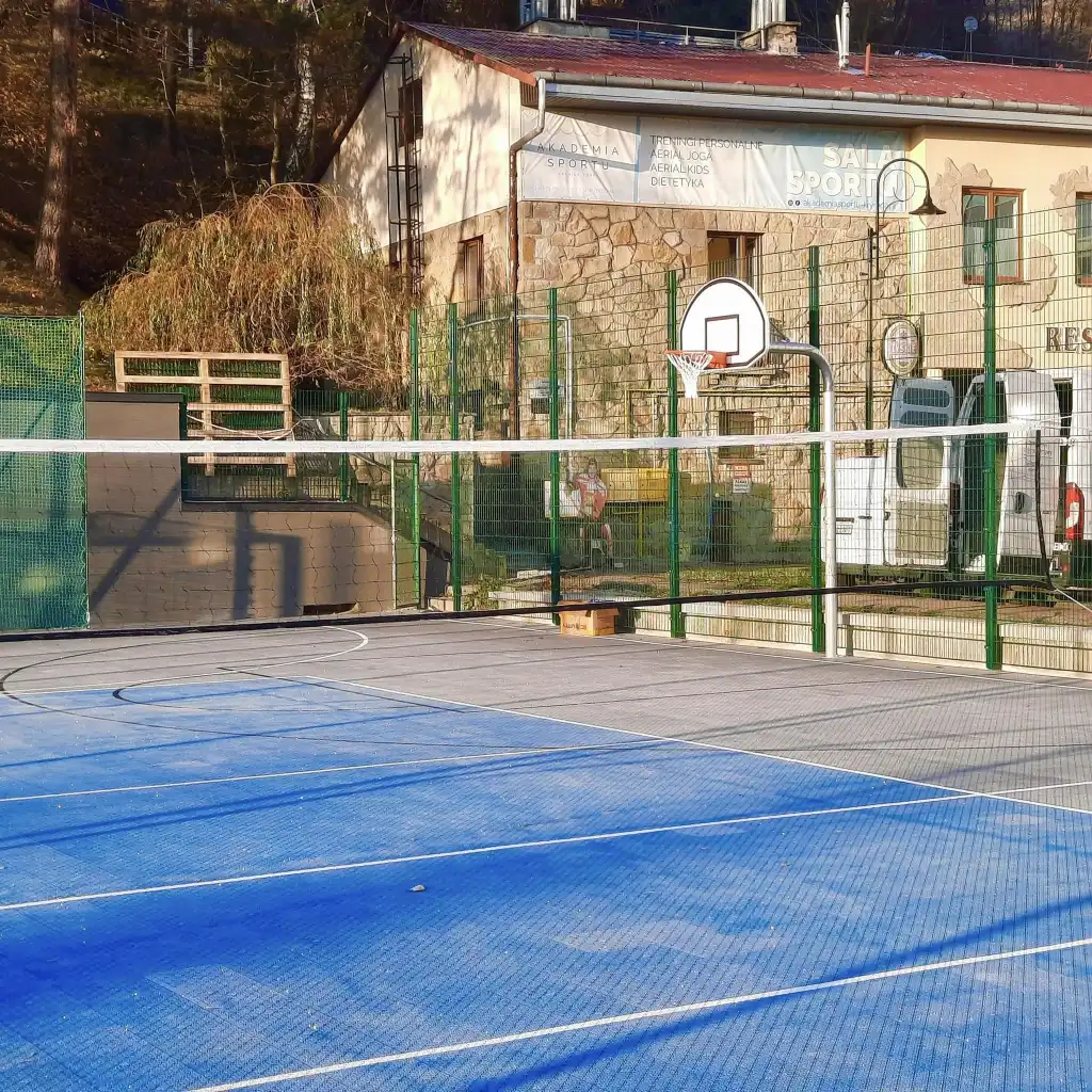 Krynica-Zdrój z nowoczesnym boiskiem. Piłka, koszykówka i siatkówka w jednym miejscu