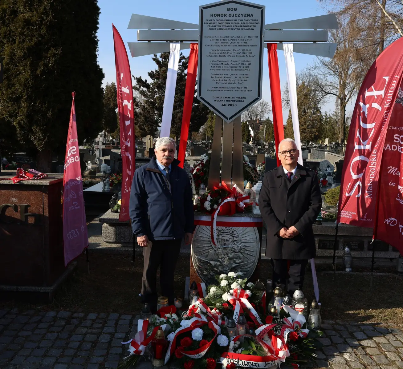 Znicze i kwiaty dla bohaterów Polski Podziemnej