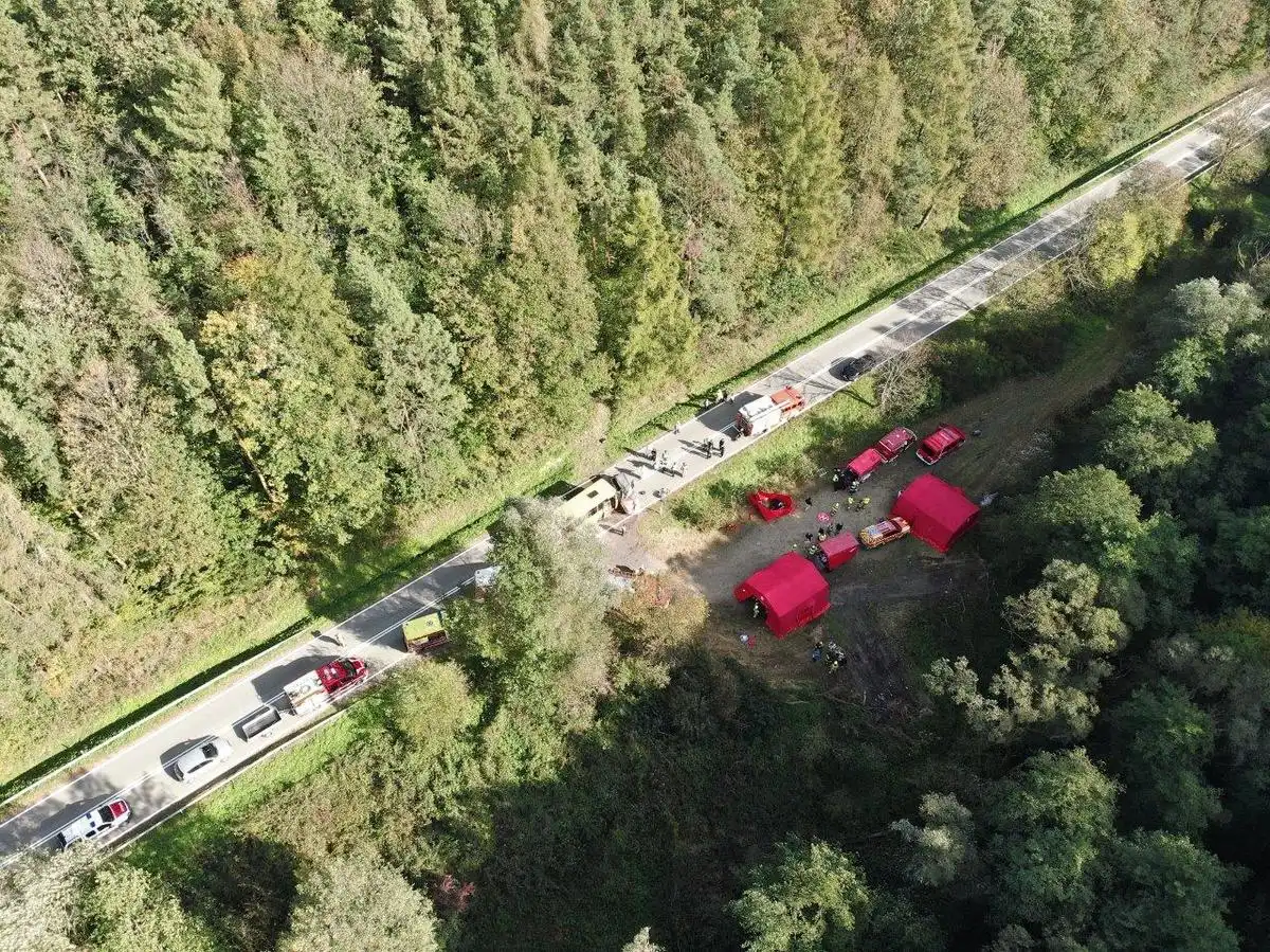 Symulacja wypadku drogowego z udziałem autobusu i samochodu osobowego - ćwiczenia dowódczo - sztabowe w Bednarce