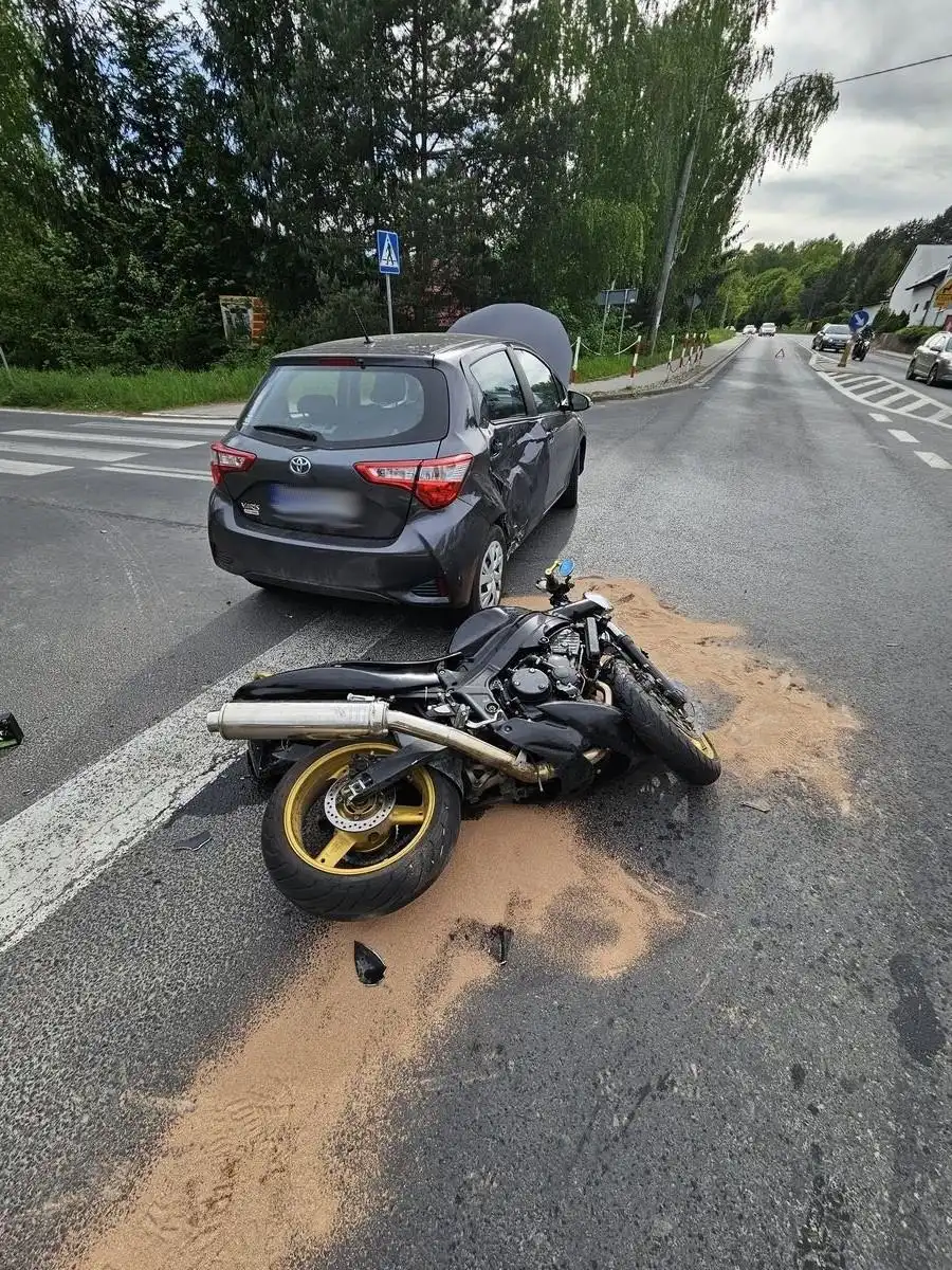 Samochód zderzył się z motocyklem. Wypadek w Jazowsku