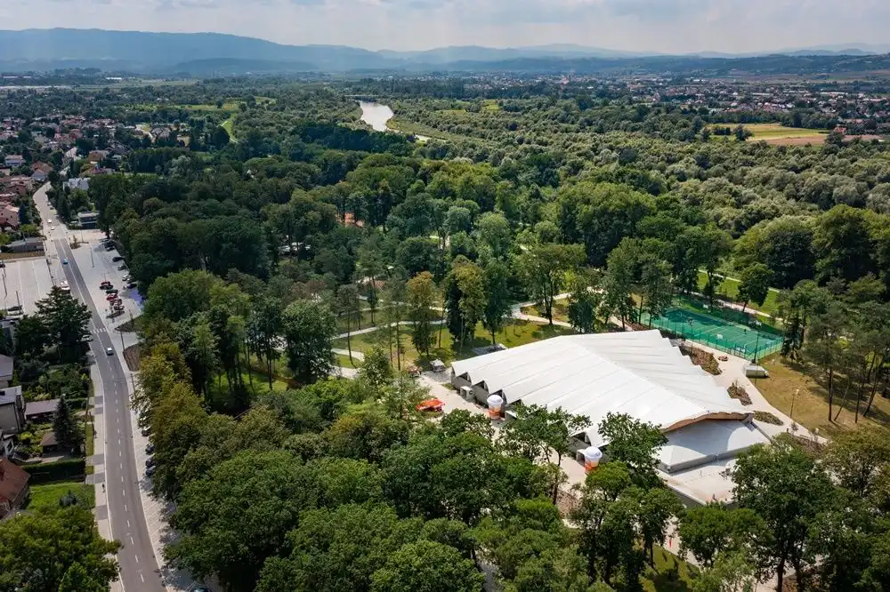 Lato idzie przez park