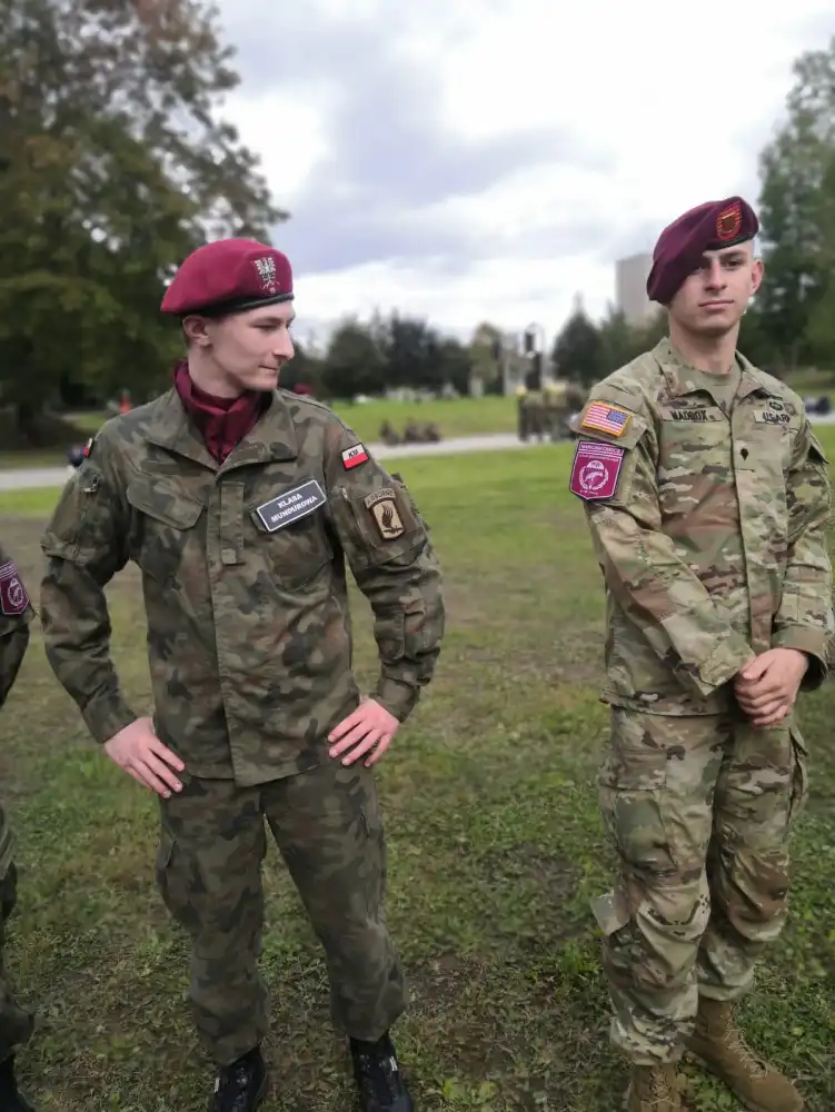 Uczniowie ZS w Marcinkowicach wzięli udział w uroczystościach z okazji Święta 6. Brygady Powietrznodesantowej w Krakowie