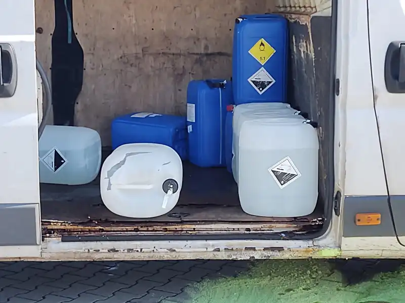 Nowy Sącz: Akcja chemiczna strażaków. Neutralizowali wyciekły kwas octowy