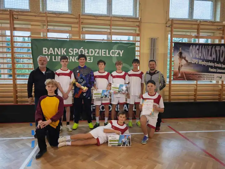 Męcina triumfuje w powiatowych mistrzostwach unihokeja chłopców