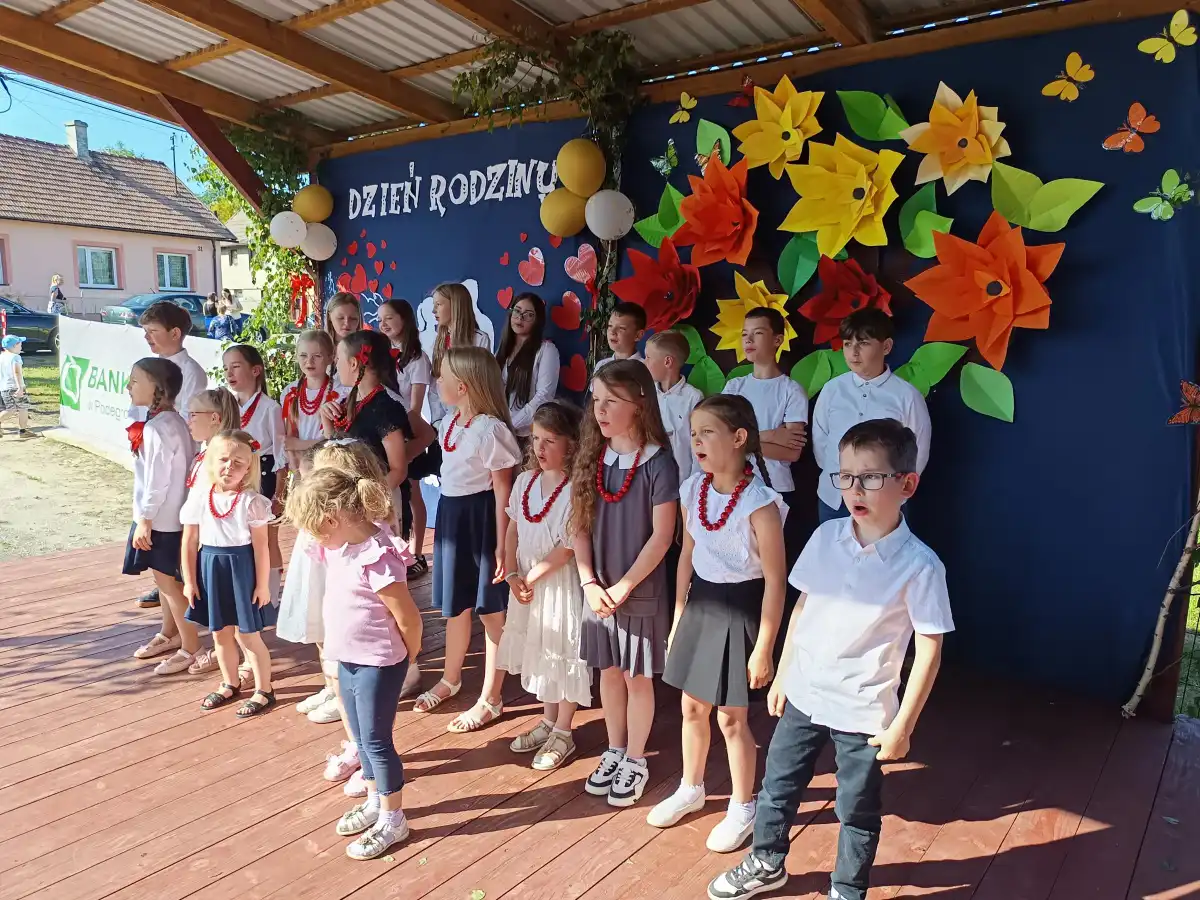 Rodzinny Piknik w Mokrej Wsi. Radość, muzyka i wspólna zabawa