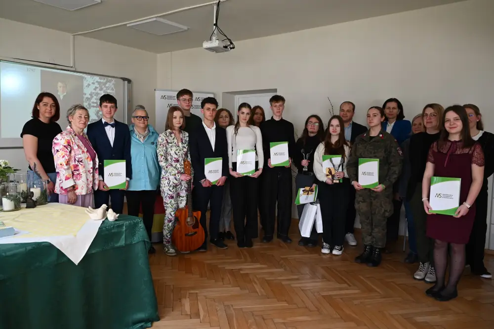 Młodzi recytatorzy na scenie. Konkurs pełen emocji i talentów