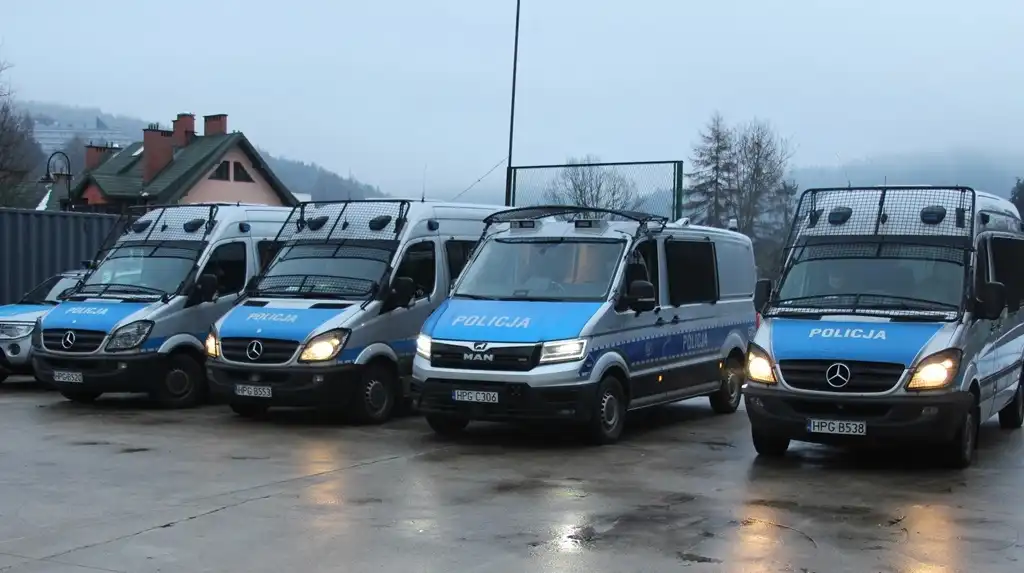 Policjanci dbali o bezpieczeństwo podczas turnieju hokejowego w Krynicy-Zdroju