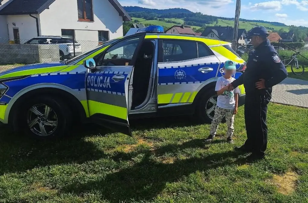 Policjant uczył najmłodszych zasad bezpieczeństwa. Edukacyjny piknik w Tyliczu