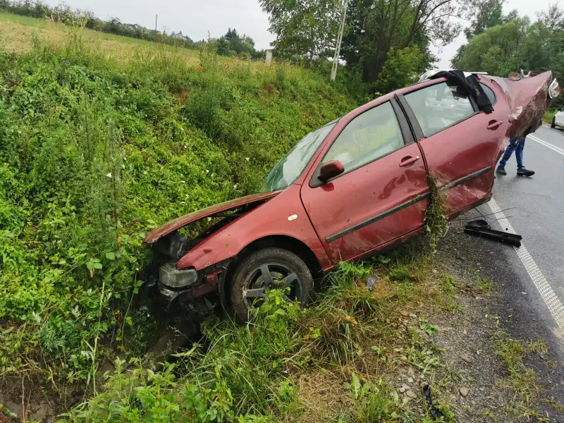 Wypadek w Librantowej. Samochód rozerwało na dwie części