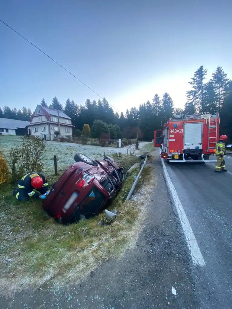 Mochnaczka Wyżna: Dwa pojazdy wypadły z drogi. Jedna osoba trafiła do szpitala
