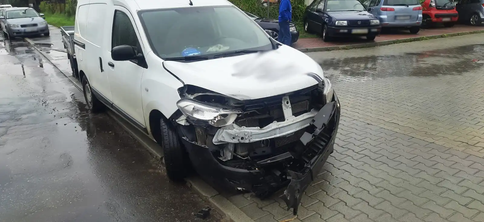 Nowy Sącz: Kolizja na ul. Jana Pawła II. Jeden z pojazdów dachował