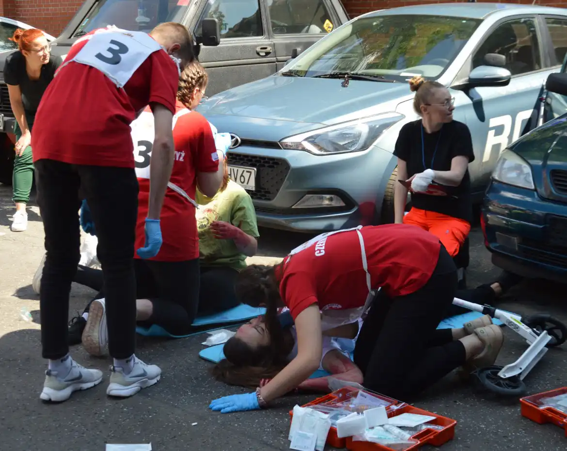 Uczniowie LO w Starym Sączu mistrzami w udzielaniu pierwszej pomocy