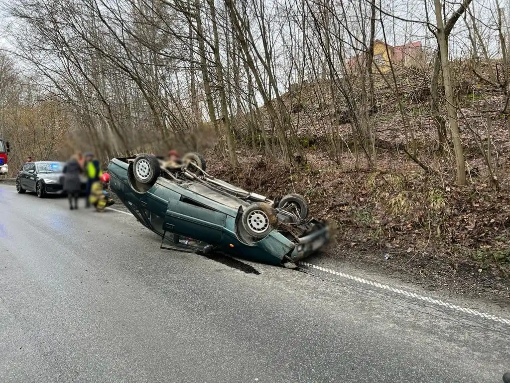W Miłkowej dachowała osobówka