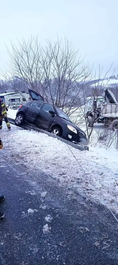 Wypadek w Barcicach. Samochód osobowy wypadł z drogi