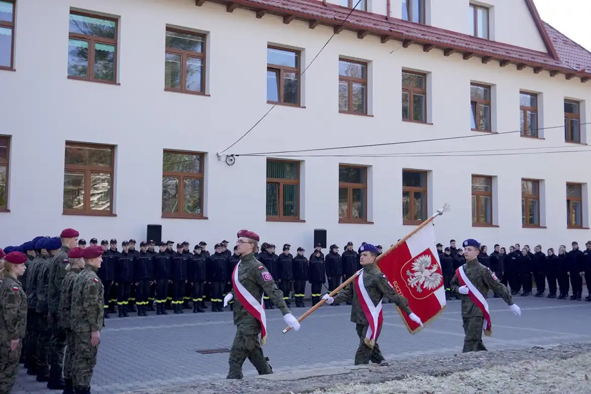Uczniowie klas mundurowych z ZS w Marcinkowicach pobiegli „Tropem wilczym”