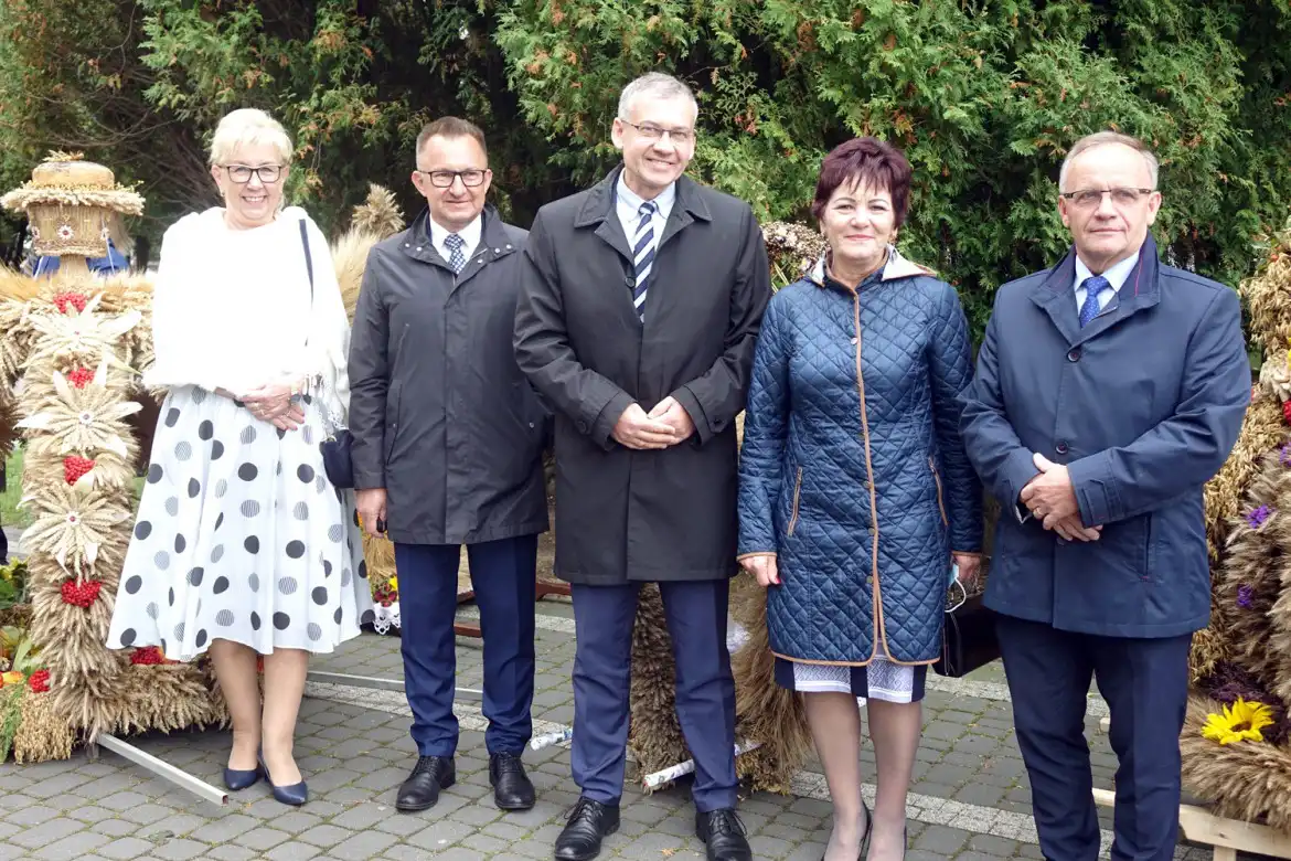Przedstawiciele władz Powiatu Nowosądeckiego i Zespół Regionalny „Janczowioki” gościli na powiatowo-gminnych dożynkach w Strzepczu