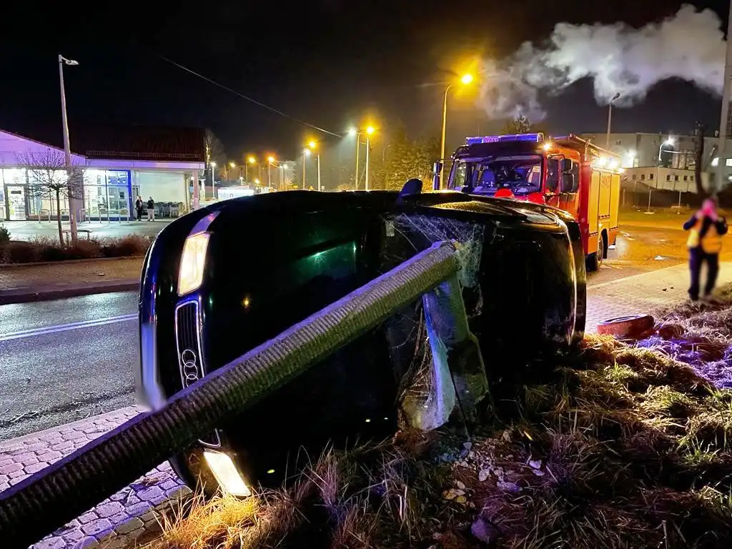Nowy Sącz: Pojazd osobowy wypadł z drogi i złamał betonową latarnie. Kierowcy nie było na miejscu zdarzenia