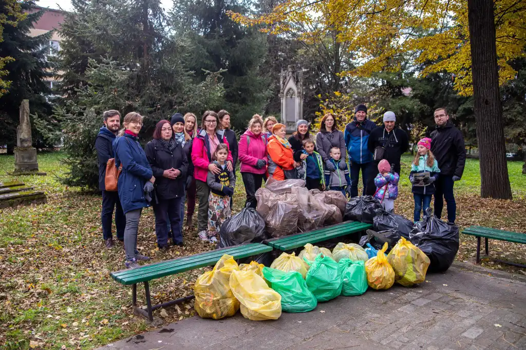 Wolontariusze posprzątali Stary Cmentarz
