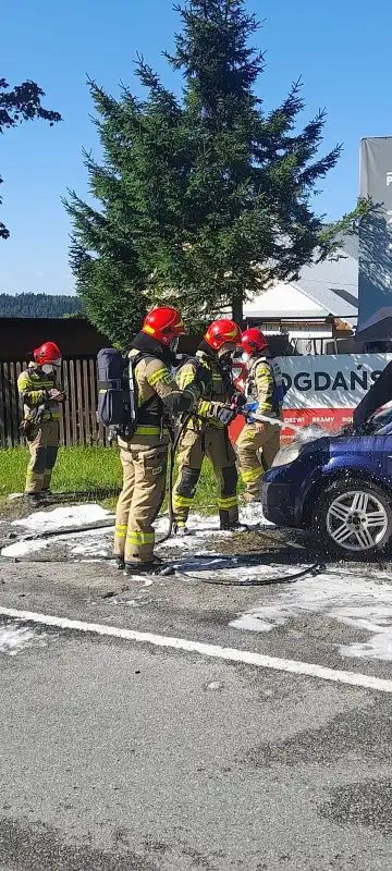 Strażacy usuwali olej hydrauliczny rozlany na drodze w Krynicy Zdroju i gasili samochód w Krzyżówce