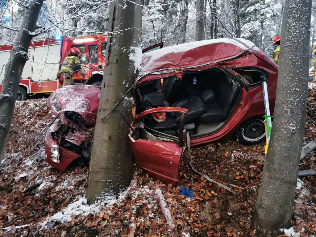 Wypadek w Łęce. Kierowca był zakleszczony w pojeździe