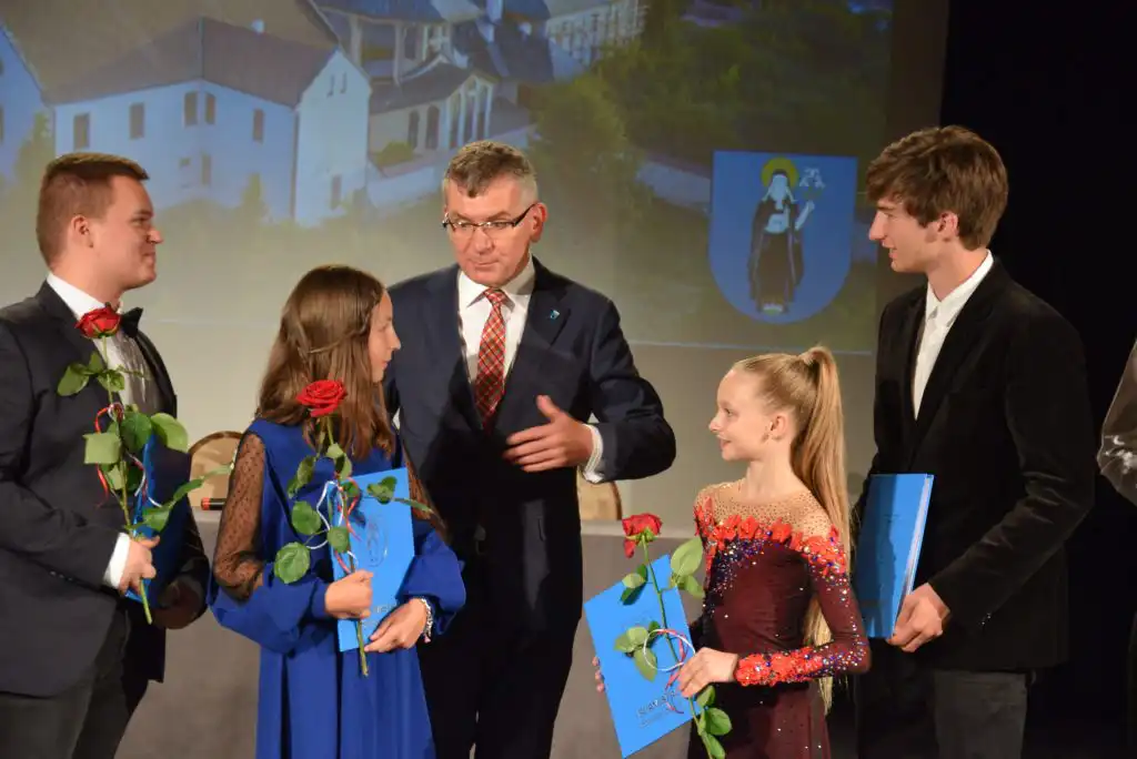 Burmistrz Jacek Lelek przyznał stypendia młodym starosądeczanom