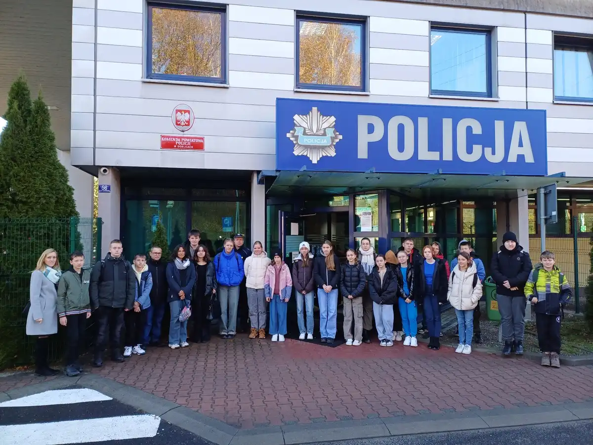 Młodzież z gminy Biecz na tropie pracy policjantów. Wizyty w Komendzie Powiatowej Policji