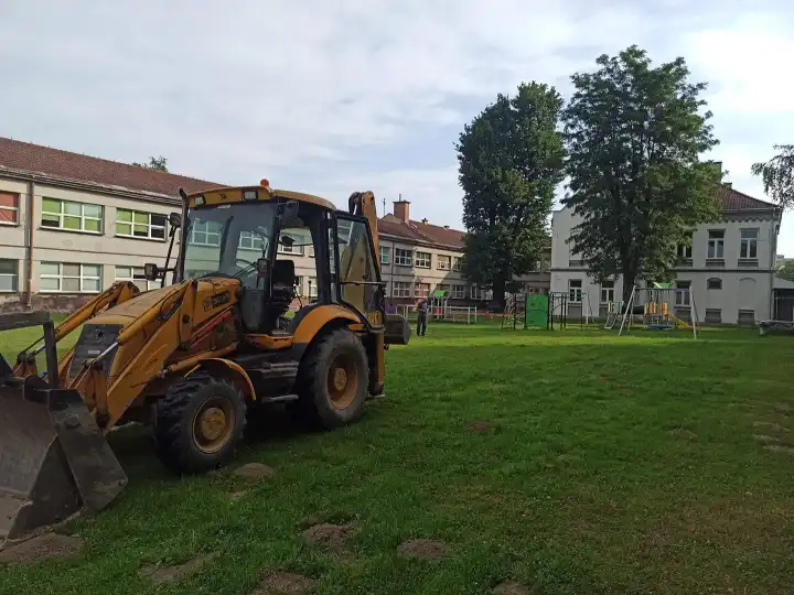 Nowy Sącz: Ruszyła rozbudowa placu zabaw na terenie Szkoły Podstawowej nr 9