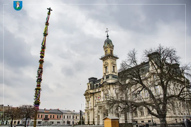 Na nowosądeckim rynku stanęła 24-metrowa palma wielkanocna