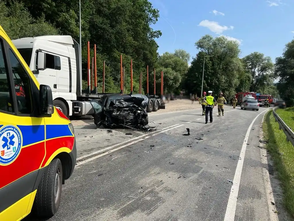 Wypadek w Nowym Sączu. Czołowo zderzyły się dwa pojazdy. Pięć osób poszkodowanych