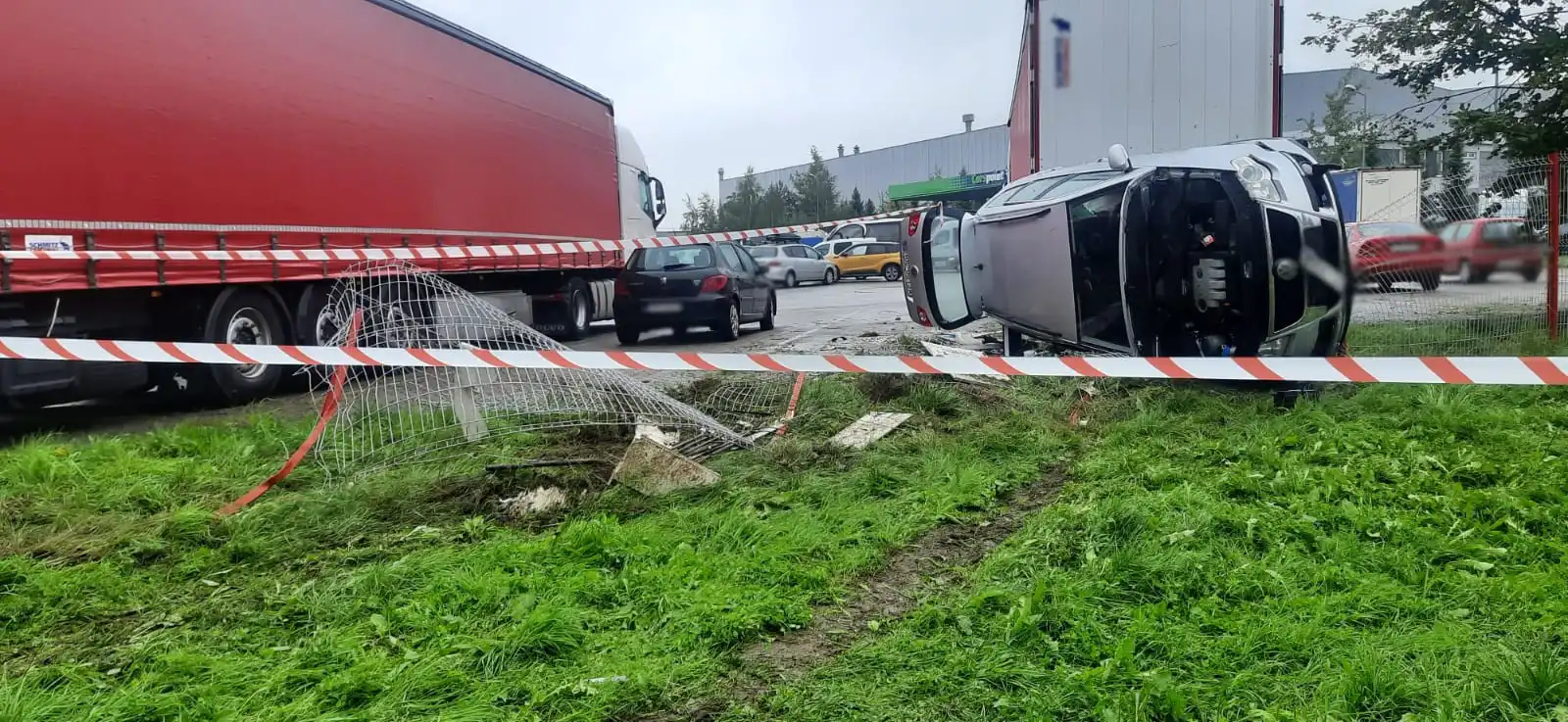 Nowy Sącz: Kolizja na ul. Jana Pawła II. Jeden z pojazdów dachował