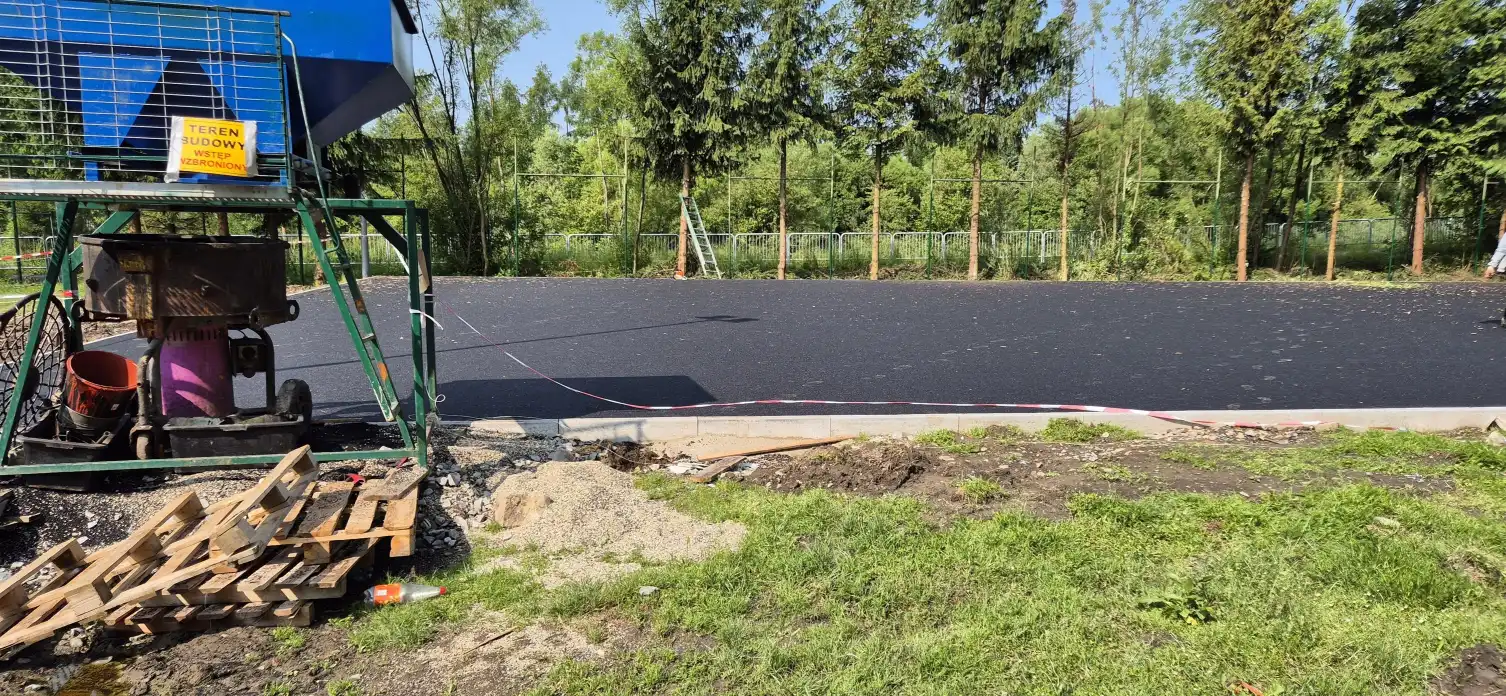 Nowy blask dla tymbarskiego „Orlika”. Modernizacja kompleksu sportowego w pełnym toku