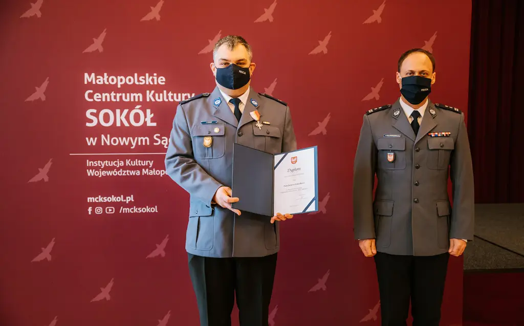 Sądecki policjant, st. sierż. Jacek Łukasik wyróżniony Srebrnym Krzyżem Małopolski