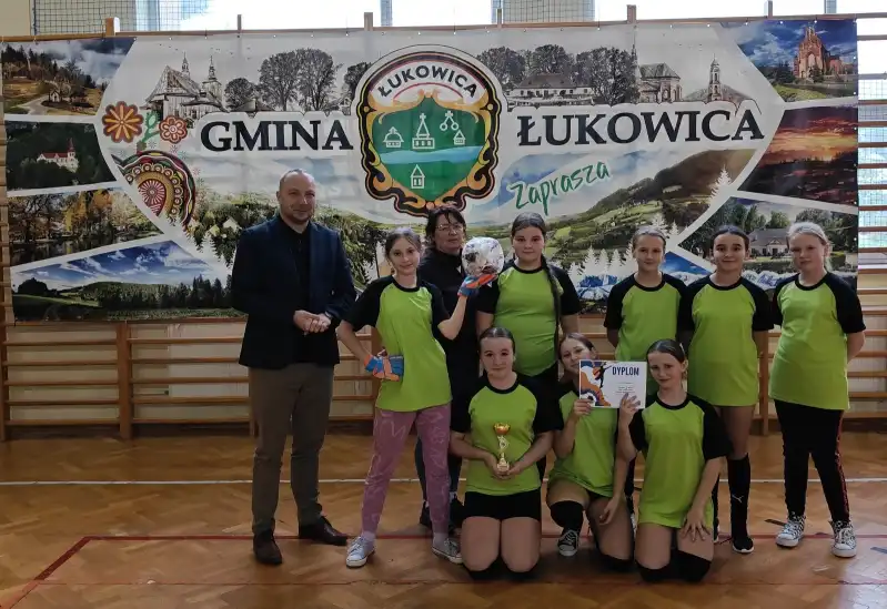 Halowa piłka nożna w Łukowicy. SP Młyńczyska zwycięzcą w kategorii dziewcząt