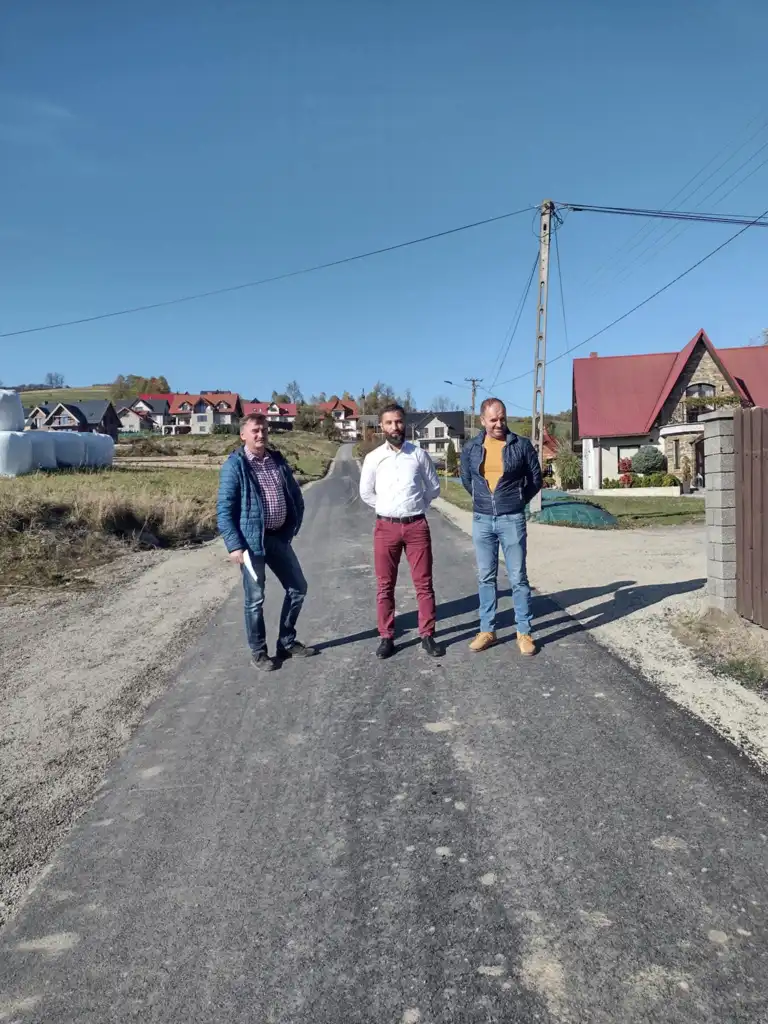 Nowe drogi w Gminie Mszana Dolna. Os. Jadamy zyskało lepszy dojazd