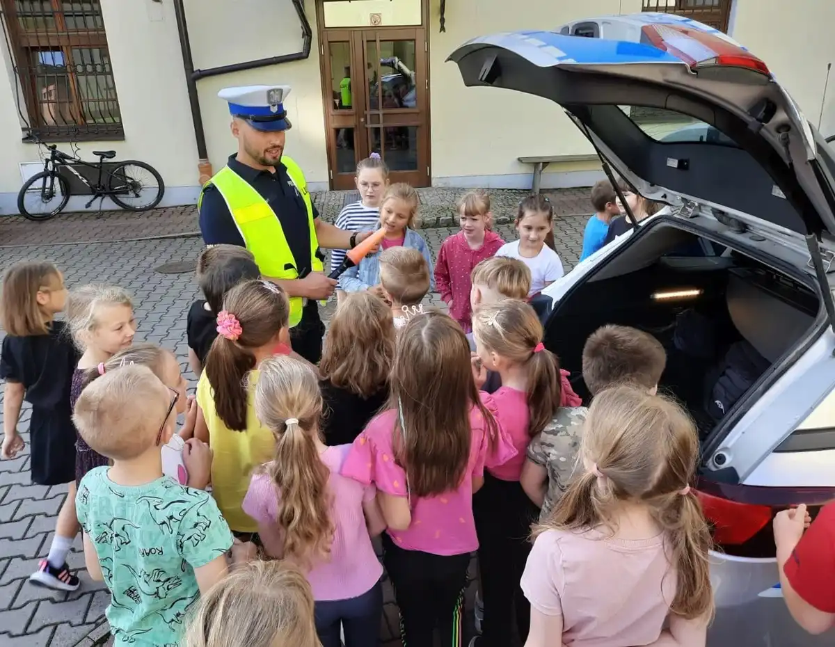 W ramach akcji „Bezpieczna droga do szkoły” sądeccy policjanci przypominają najmłodszym podstawowe zasady bezpieczeństwa