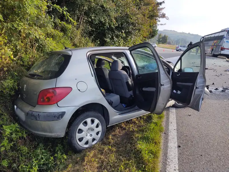 Wypadek w Tęgoborzy. Autokar zderzył się z osobówką. Dziecko trafiło do szpitala