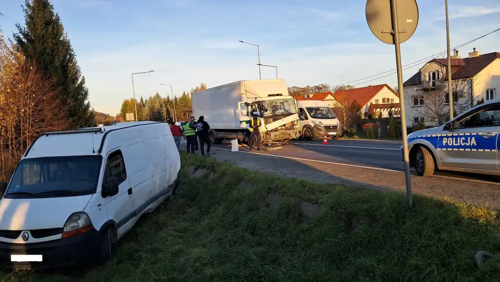 Zderzenie busa i tira na DK28. Trzy osoby poszkodowane