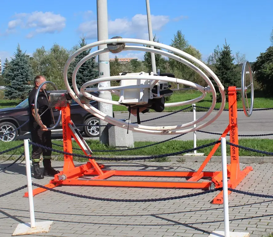 Symulator dachowania stanie przy rondzie Solidarności. Sądecka drogówka zaprasza na ROADPOL Safety Days