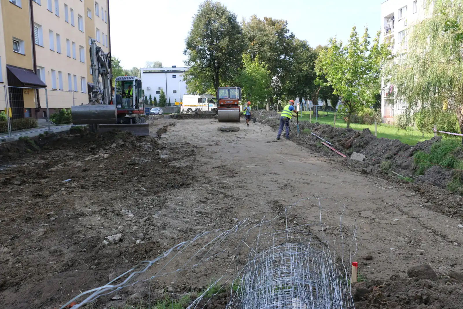 Limanowa: Przy blokach nr 6 i 7 na os. przy ul. Zygmunta Augusta trwa remont dróg wewnętrznych i placów