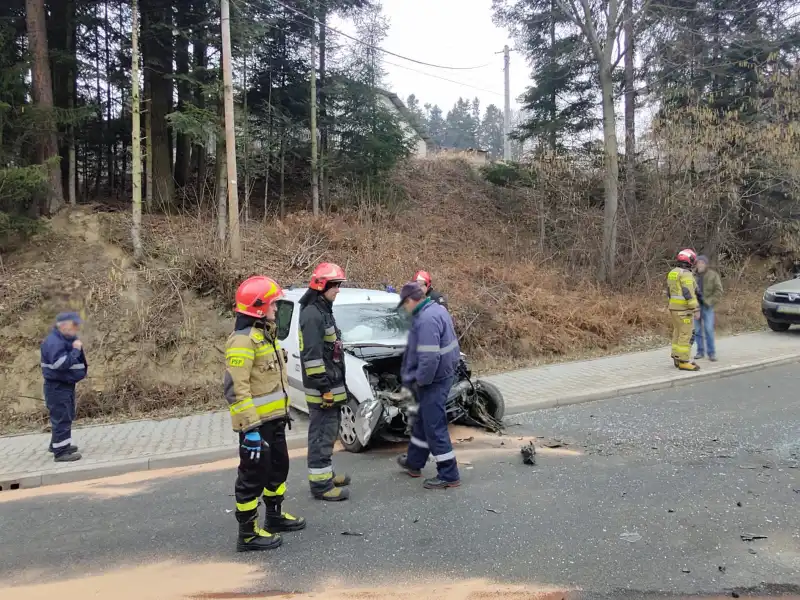 Kolizja w Rdziostowie. Uszkodzone trzy samochody