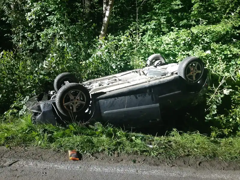 Wypadek w Grybowie. Dachowała osobówka. Strażacy ewakuowali poszkodowanego kierowcę