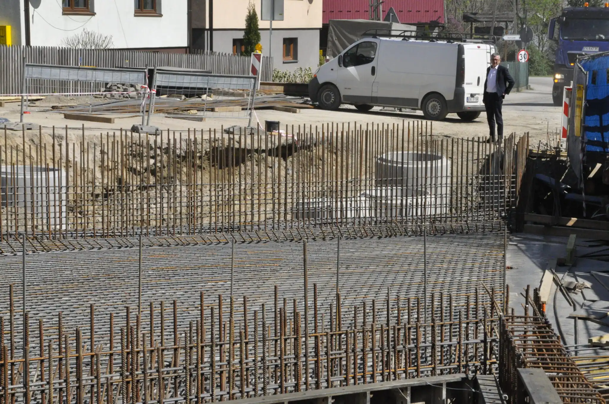 Trwa budowa mostu przed szkołą w Przysietnicy