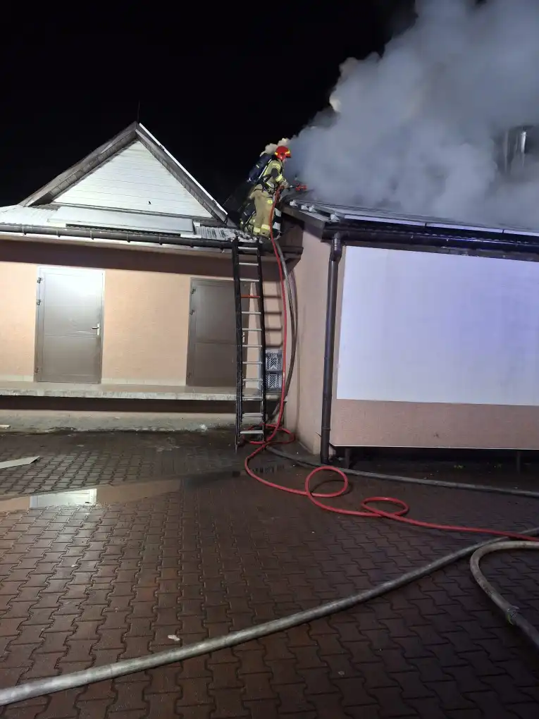 Pożar piekarni w Rożnowie. Strażacy blisko 4 godziny walczyli z ogniem