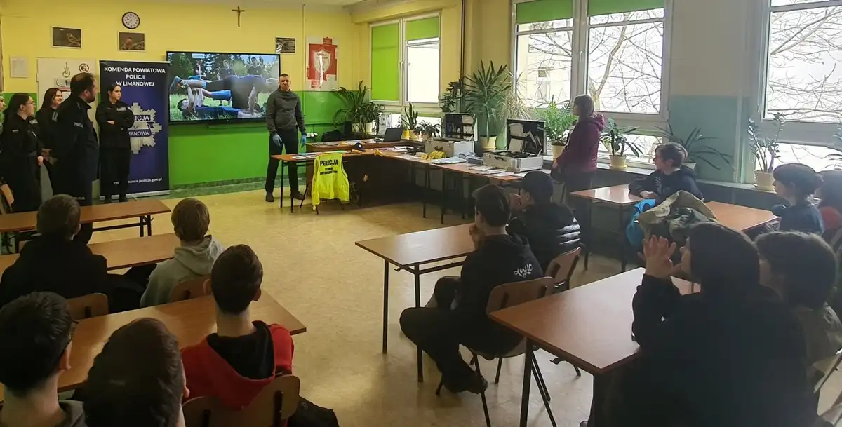 Mundurowi z KPP w Limanowej promowali zawód policjanta podczas Dni Otwartych w ZS im. KEN w Tymbarku