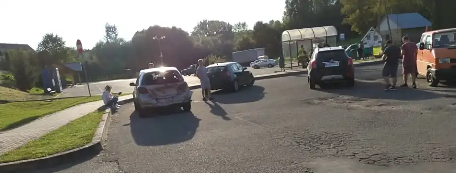 Kolizja w Moszczenicy. Zderzyły się trzy osobówki