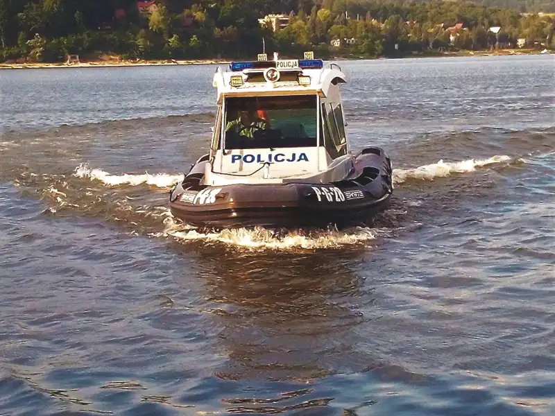Policjanci z Krakowa i Nowego Sącza rozpoczęli sezon na Jeziorze Rożnowskim