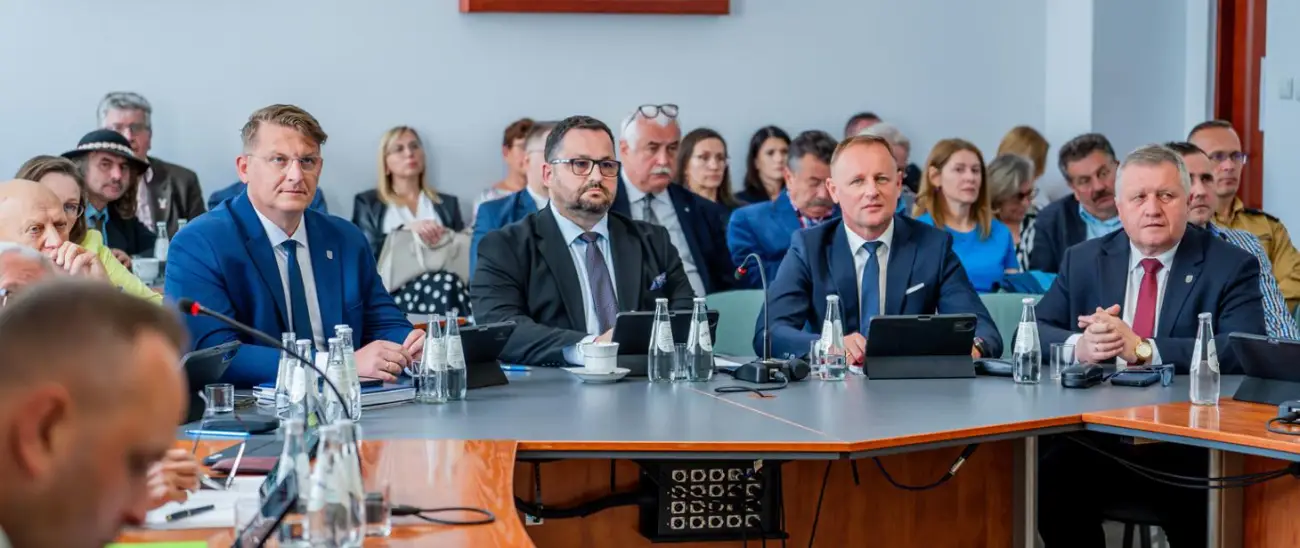 Miliony na drogi, szkoły i szpital. Ważna sesja Rady Powiatu Gorlickiego