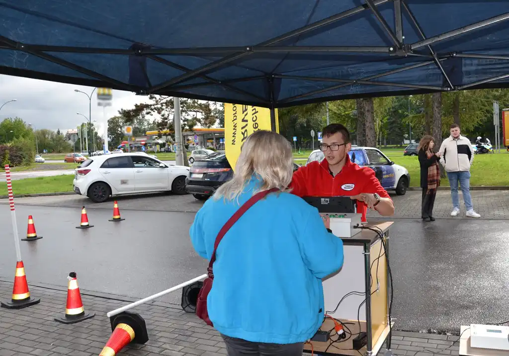 ROADPOL Safety Days z sądecką drogówką. Był symulator dachowania i alkogogle